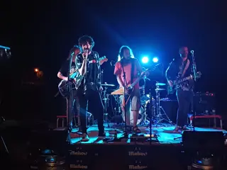 Técnicos de sonido e iluminación trabajando en un evento
